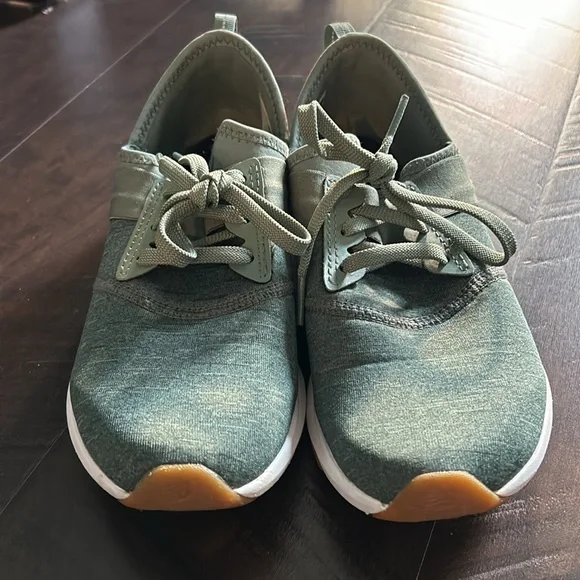 New Balance athletic shoes like new.  Cute color. - Picture 3 of 6